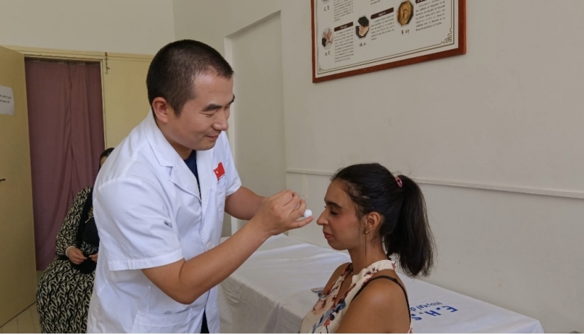 中國醫(yī)生為患者針灸治療。中國援阿爾及利亞醫(yī)療隊(duì)供圖