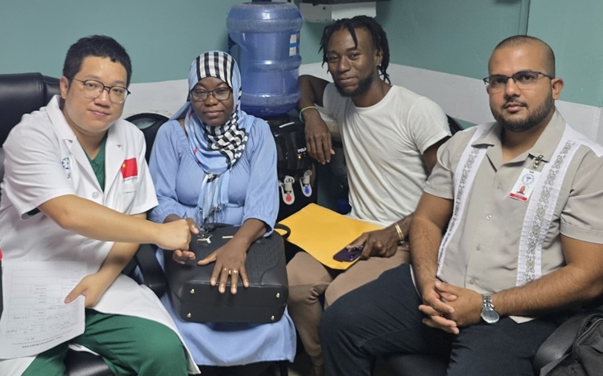 第20期中國援圭亞那醫(yī)療隊成員與患者及其家屬合影。第20期中國援圭亞那醫(yī)療隊供圖