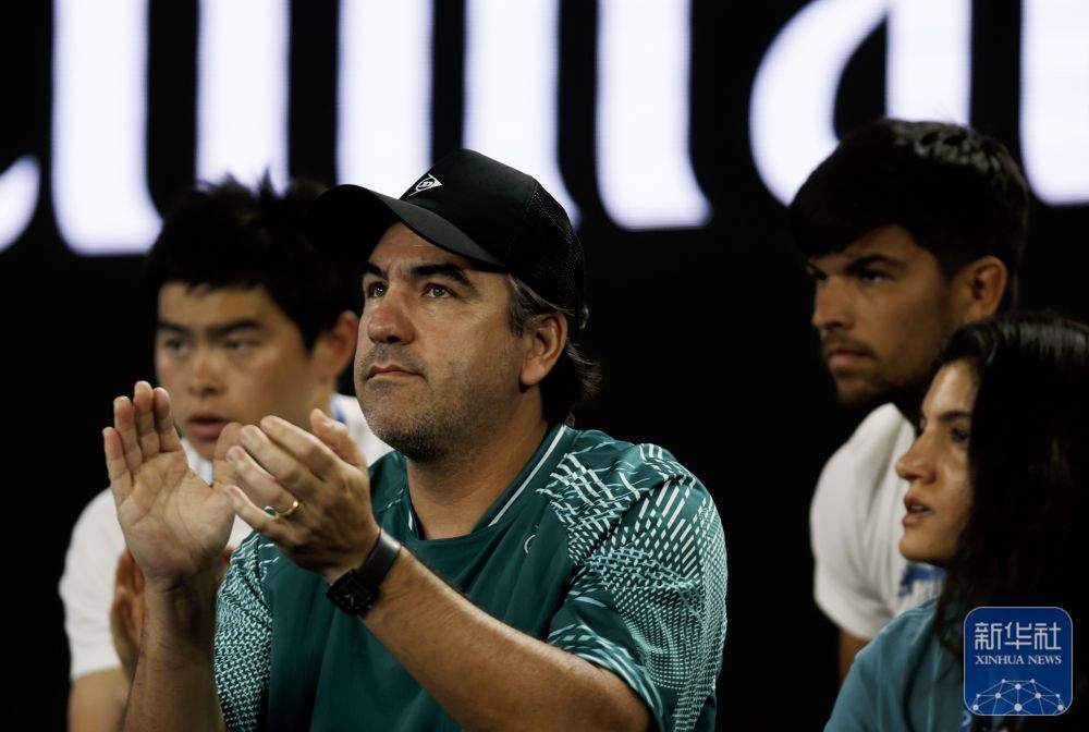 ↑鄭欽文的教練丹特·博蒂尼（中）在場邊觀賽。新華社記者 馬平 攝