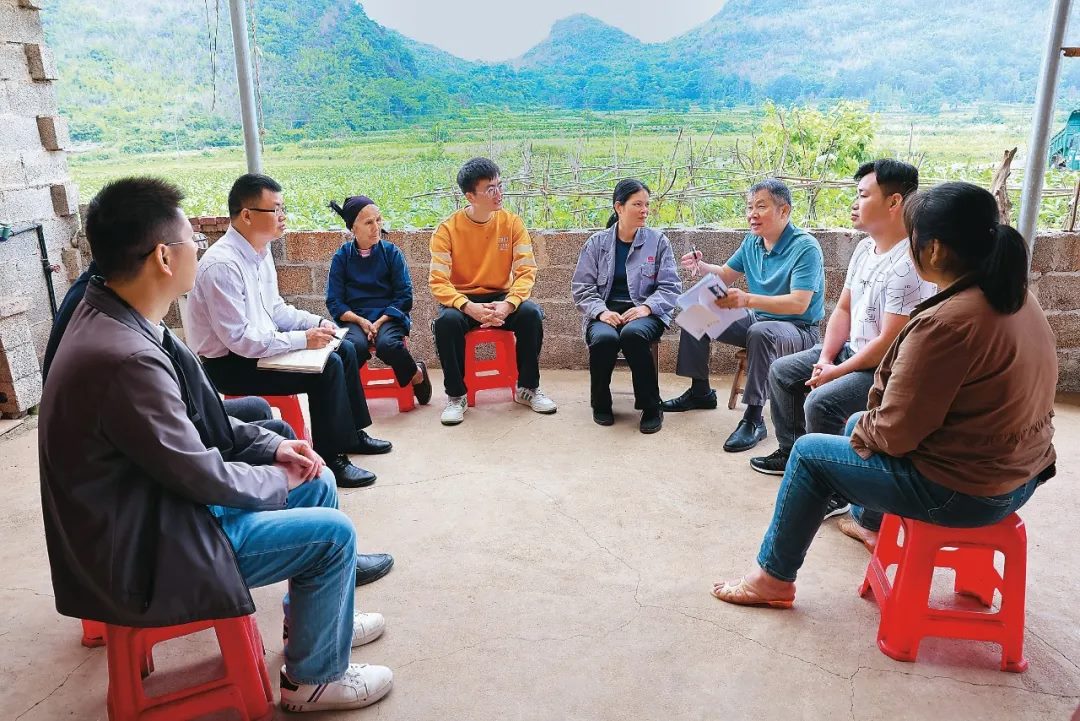 △法學(xué)會法律咨詢專家等入戶走訪、調(diào)解糾紛。