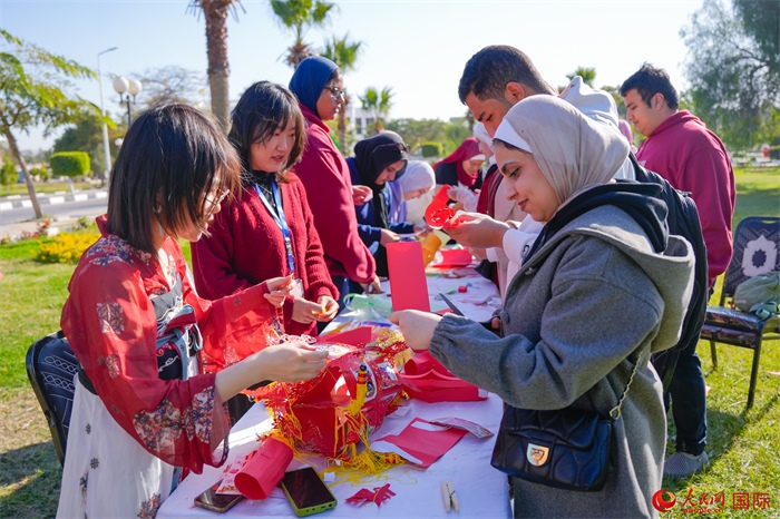 學(xué)生們踴躍參與中國文化體驗活動。人民網(wǎng) 塔里克·易卜拉欣攝