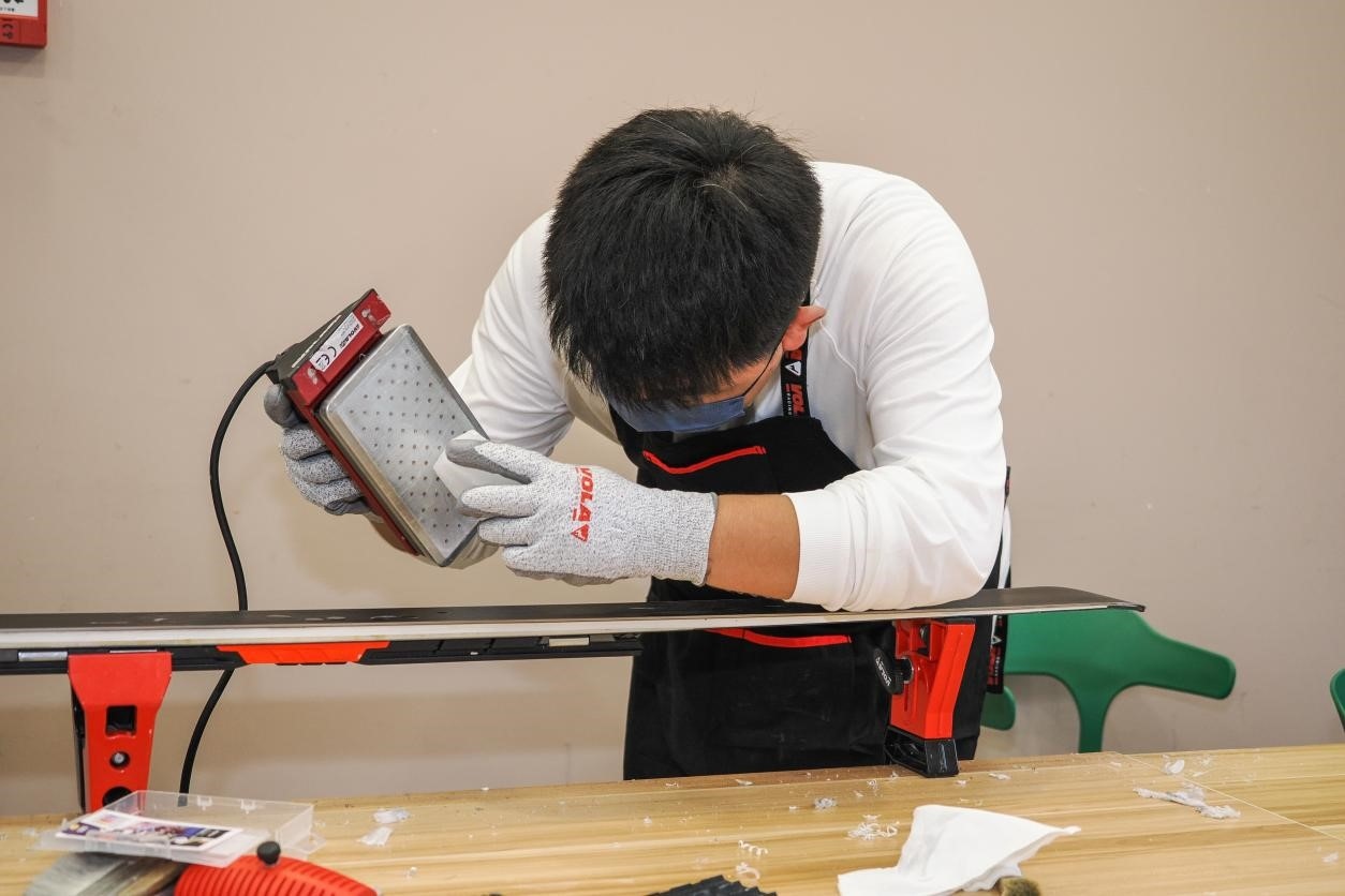 米嘉軒正在給雪板打蠟。受訪者供圖