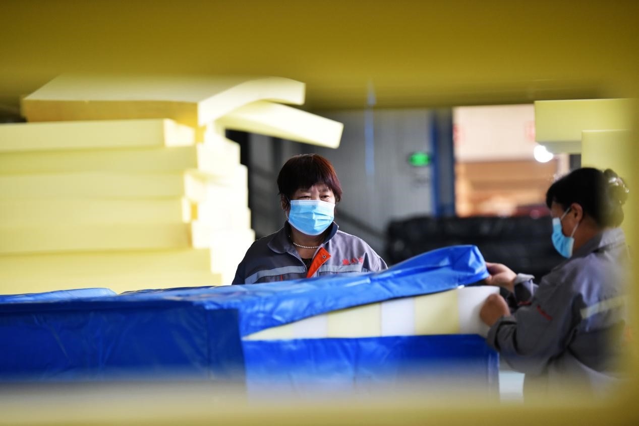 定州市某公司生產(chǎn)的短道速滑防護(hù)墊、速度滑冰防護(hù)墊、雪上防護(hù)墊等產(chǎn)品。白永民攝