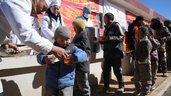 1月14日，廚師們正在給前來用餐的小朋友們打飯。新華社記者 邱星翔 攝