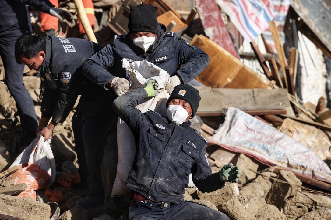 1月9日，定日縣長所鄉(xiāng)古榮村，日喀則市公安局民警協(xié)助受災群眾清理廢墟。 環(huán)球時報記者 崔萌攝