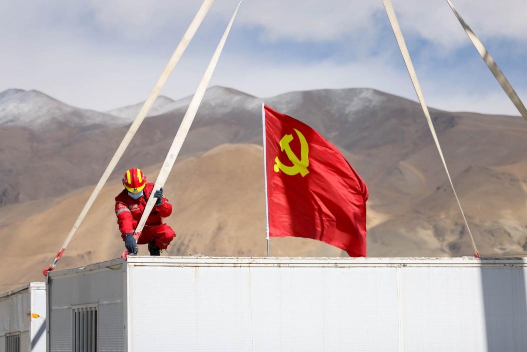 1月13日，定日縣長所鄉(xiāng)嘎布村安置點，中國安能三局成都基地支援震區(qū)的黨員突擊隊隊員在搭建活動板房。人民日報記者張武軍攝