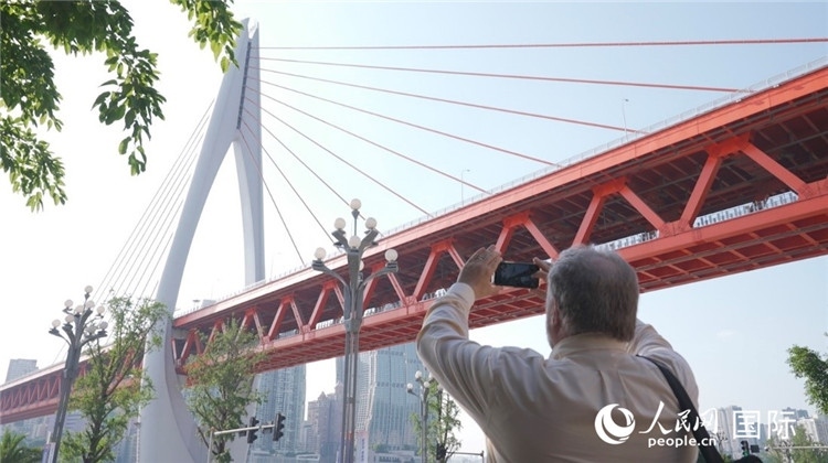 軻寶華“打卡”重慶東水門(mén)長(zhǎng)江大橋。人民網(wǎng)記者 蘇纓翔攝