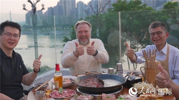 軻寶華和同事在重慶南濱路吃火鍋。人民網(wǎng)記者 蘇纓翔攝