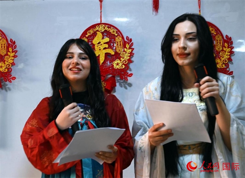 活動(dòng)由中文系學(xué)生主持。人民網(wǎng)伊納斯·易卜拉欣攝