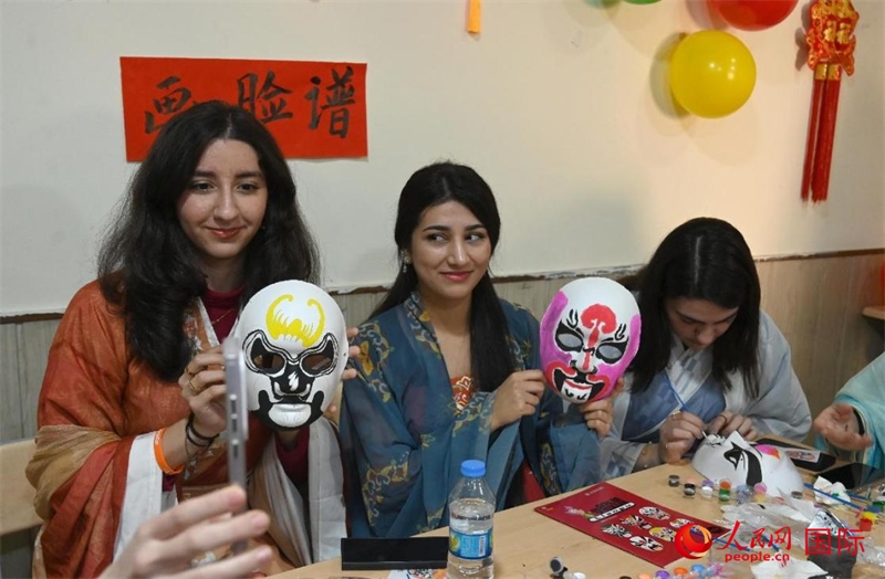 畫臉譜。人民網(wǎng)伊納斯·易卜拉欣攝