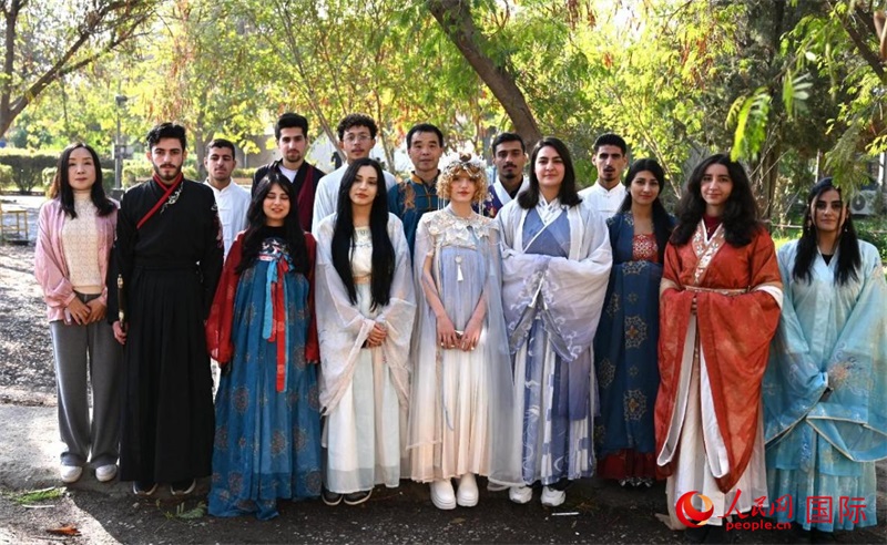 部分參加活動(dòng)的師生合影。人民網(wǎng)伊納斯·易卜拉欣攝