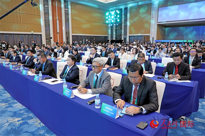 這是1月16日在南寧國際會展中心拍攝的“世界市長對話·南寧”活動現(xiàn)場。人民網(wǎng)記者 趙益普攝