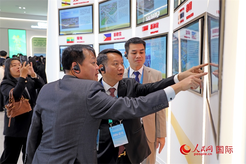 越南參會代表在南寧國際會展中心參觀。人民網(wǎng)記者 趙益普攝