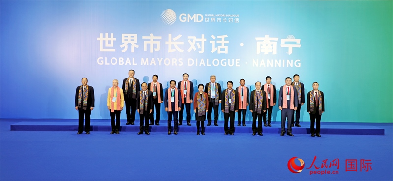 在南寧國際會展中心金桂花廳外，參加活動的中國和東盟國家市長合影留念。人民網(wǎng)記者 趙益普攝