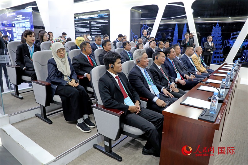 參加活動的東盟國家市長在中國—東盟新型智慧城市協(xié)同創(chuàng)新中心參觀調(diào)研。人民網(wǎng)記者 趙益普攝