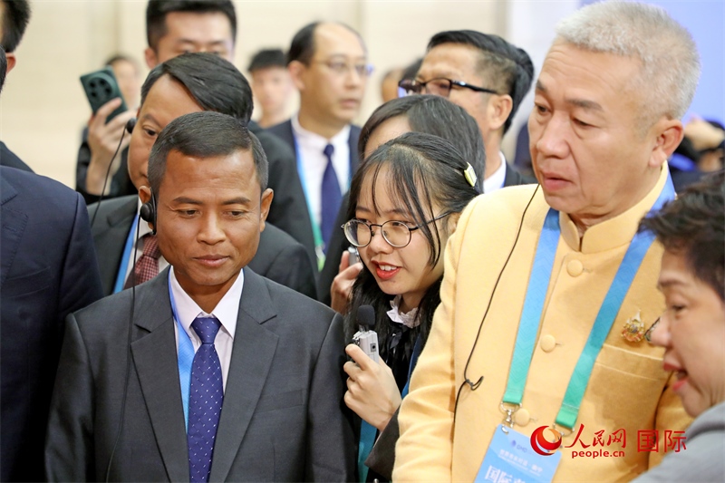 東盟國家市長在觀看、體驗南寧非遺展示。人民網(wǎng)記者 趙益普攝