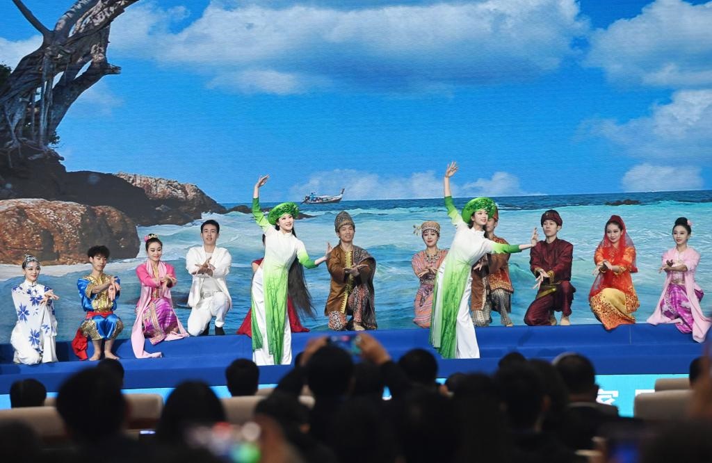 這是1月16日，在南寧國際會(huì)展中心，演員在“世界市長對話·南寧”活動(dòng)間隙表演節(jié)目。新華社記者 陸波岸 攝