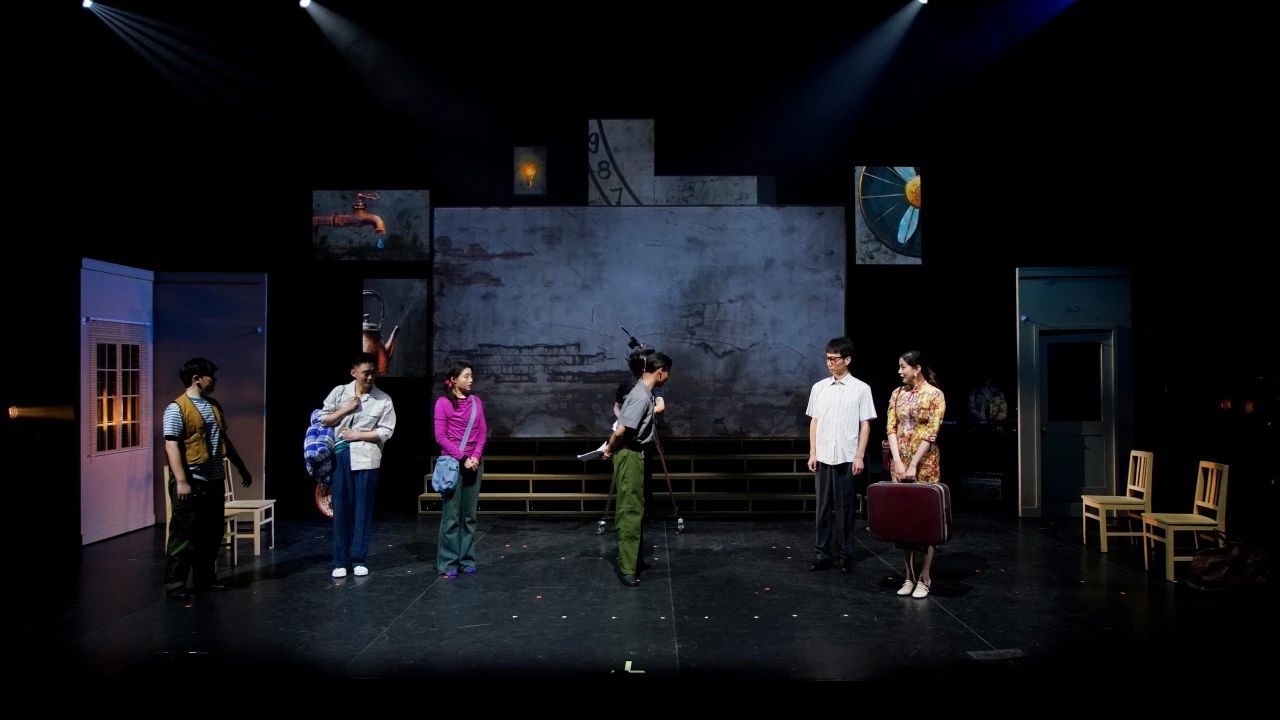 話劇《布吉出租屋》劇照。中國(guó)國(guó)家話劇院供圖