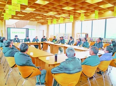 各種形式的民主協(xié)商議事會在余杭區(qū)落地生花。圖為黃湖鎮(zhèn)就共富工坊工作召開未來鄉(xiāng)村議事會。資料圖片