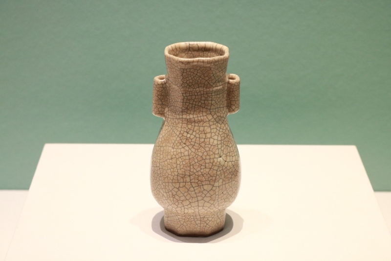 圖為故宮博物院藏宋代哥窯米黃釉貫耳瓶。