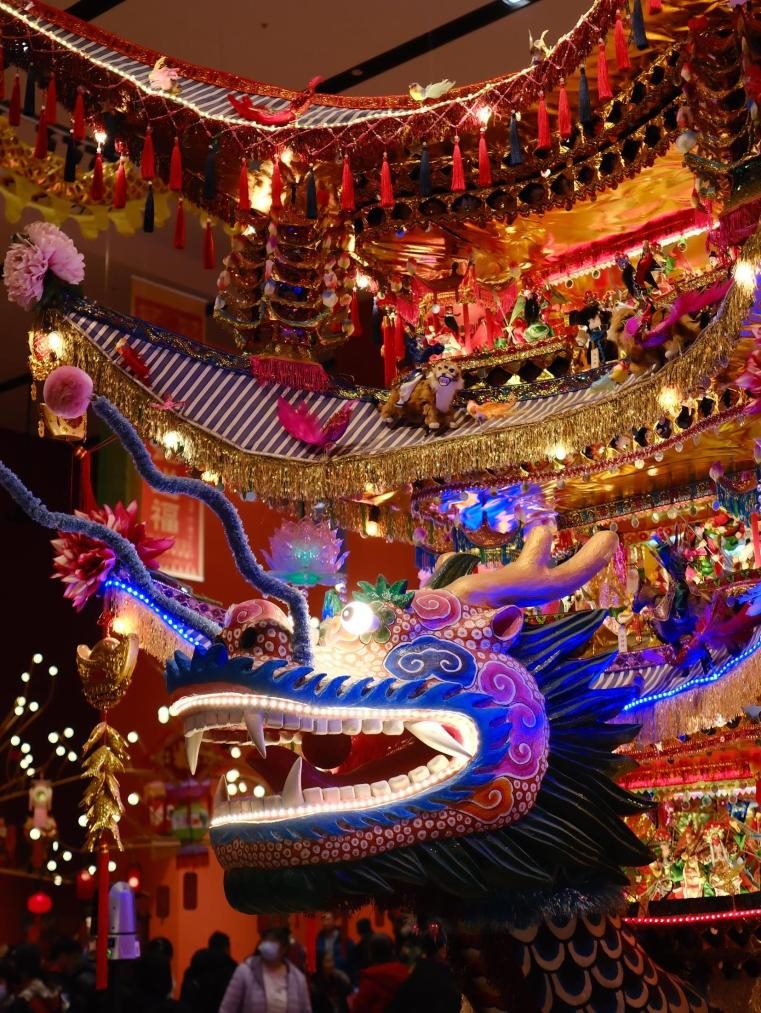 圖為“過年——春節(jié)主題展”中展出的浙江樂清首飾龍燈彩。