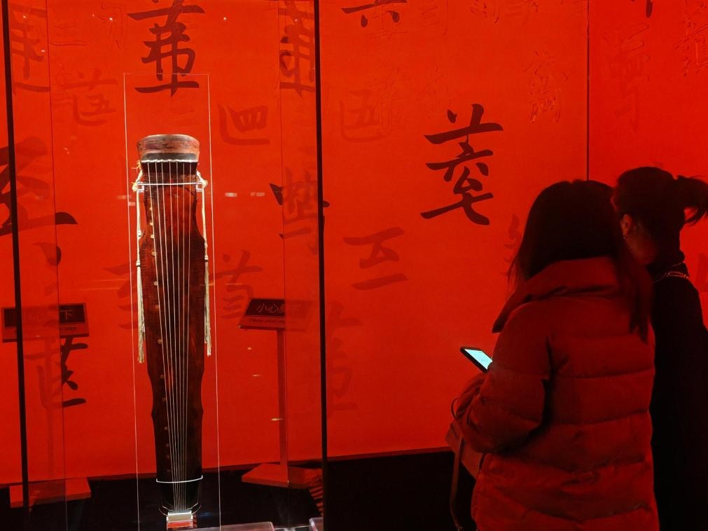 近日，在浙江省博物館之江館區(qū)，故宮博物館收藏的唐“大圣遺音”琴在“‘故宮·茶世界’觀茶——茶文化精品展”展出。新華社記者 馮源 攝