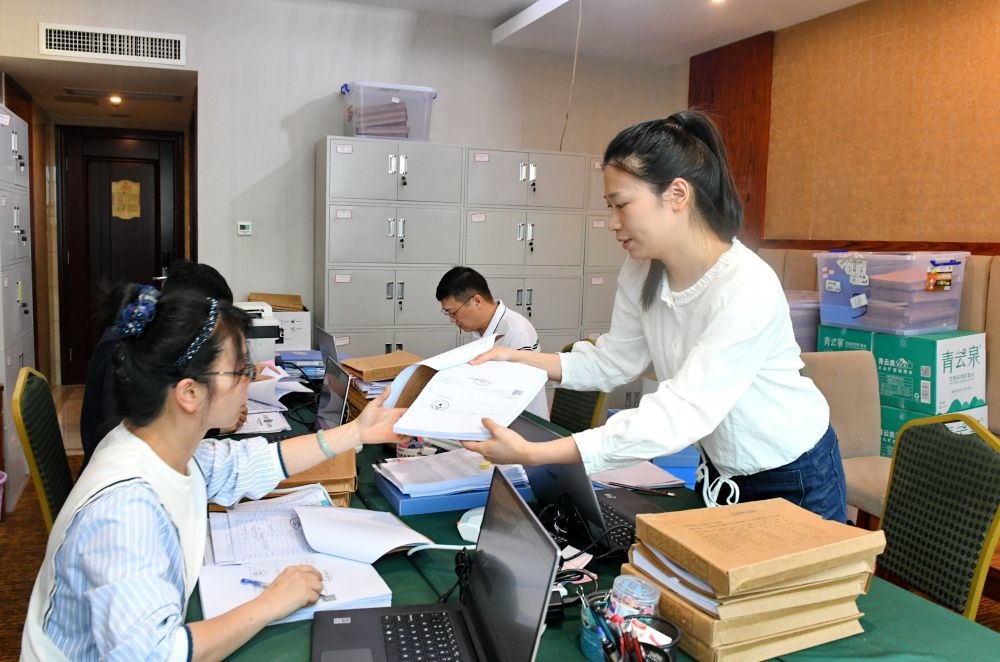 福州市委巡察機構(gòu)對全市法院系統(tǒng)開展提級聯(lián)動交叉巡察。在永泰縣駐地，巡察組工作人員查看財務(wù)憑證（2024年5月21日攝）。新華社記者 林善傳 攝