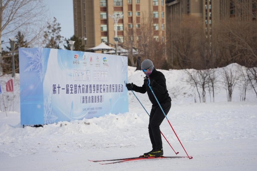 在呼倫貝爾，滑雪愛(ài)好者在城市越野滑雪公園內(nèi)滑雪。人民網(wǎng)記者 苗陽(yáng)攝