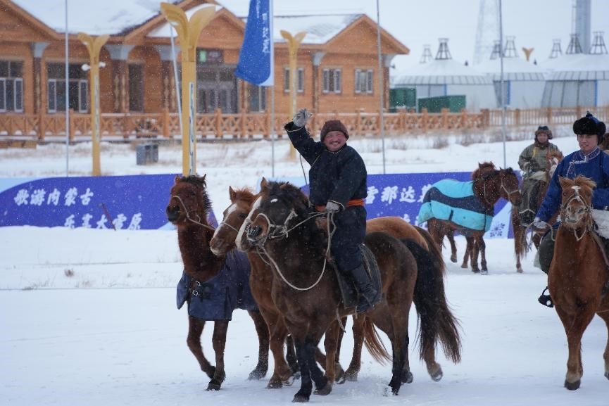 呼倫貝爾冰雪那達(dá)慕。人民網(wǎng)記者 趙夢(mèng)月攝