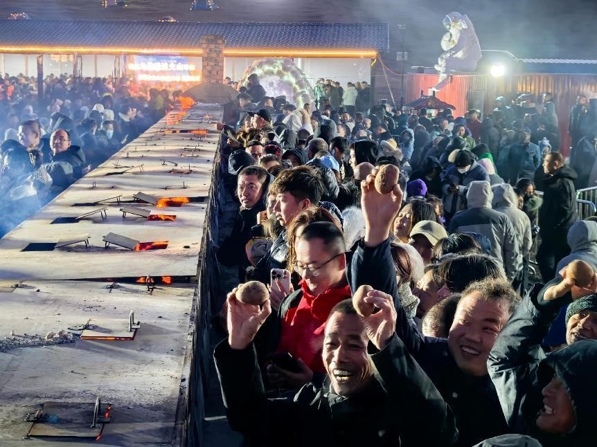 烏蘭哈達(dá)火山腳下“千人烤土豆”。人民網(wǎng)記者 苗陽(yáng)攝