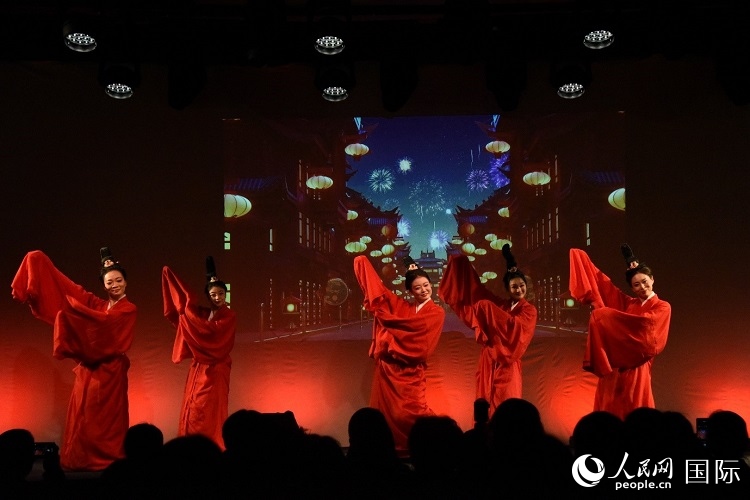 舞蹈《金蛇狂舞》。人民網(wǎng)記者 殷淼攝