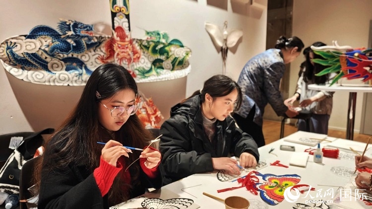 體驗(yàn)非遺文化“制作小風(fēng)箏”。人民網(wǎng)記者 殷淼攝