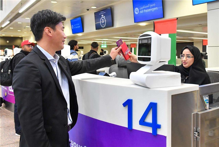 1月22日，迪拜免稅店聯(lián)合迪拜移民局向入境中國旅客贈送新年賀禮。迪拜移民局供圖