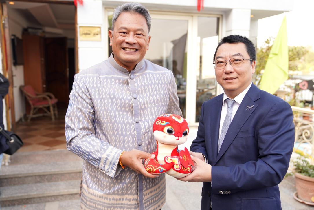 中國駐埃及使館參贊兼開羅中國文化中心主任張易向塔納瓦大使贈(zèng)送2025“歡樂春節(jié)”吉祥蛇。開羅中國文化中心供圖