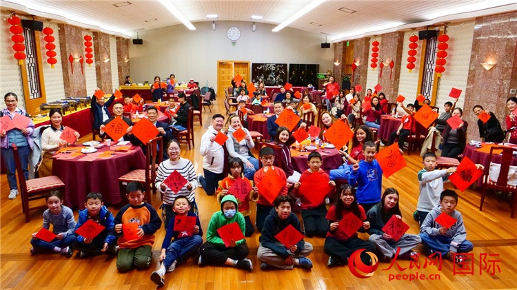 威廉蘭德小學師生活動現(xiàn)場合影。李鑫江攝