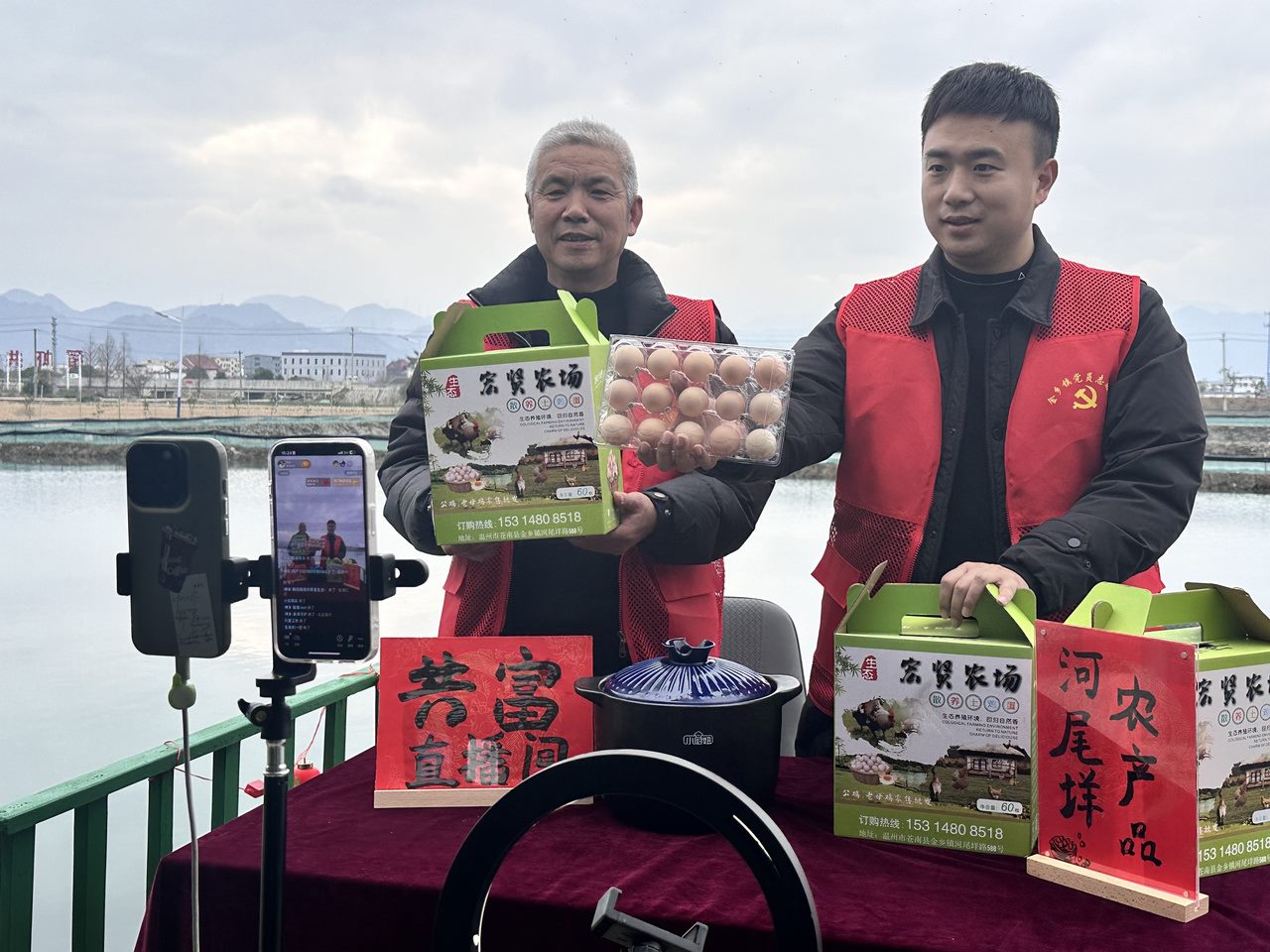 在蒼南金鄉(xiāng)鎮(zhèn)，永興、半浹連、河尾垟?shù)犬?dāng)年受災(zāi)的臨近村落，正連片建設(shè)美麗江南水鄉(xiāng)新景。圖為河尾垟村設(shè)在河邊的“共富直播間”。金鄉(xiāng)鎮(zhèn) 供圖