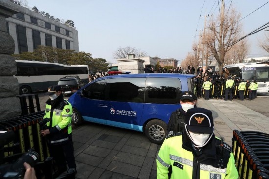  1月21日，尹錫悅乘坐的車輛進(jìn)入韓國首爾的憲法法院。新華社記者姚琪琳攝