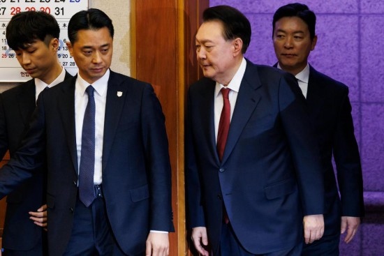  1月23日，尹錫悅（右二）在韓國首爾憲法法院出席總統(tǒng)彈劾案庭審。新華社發(fā)（Pool圖片，曹城凖攝）