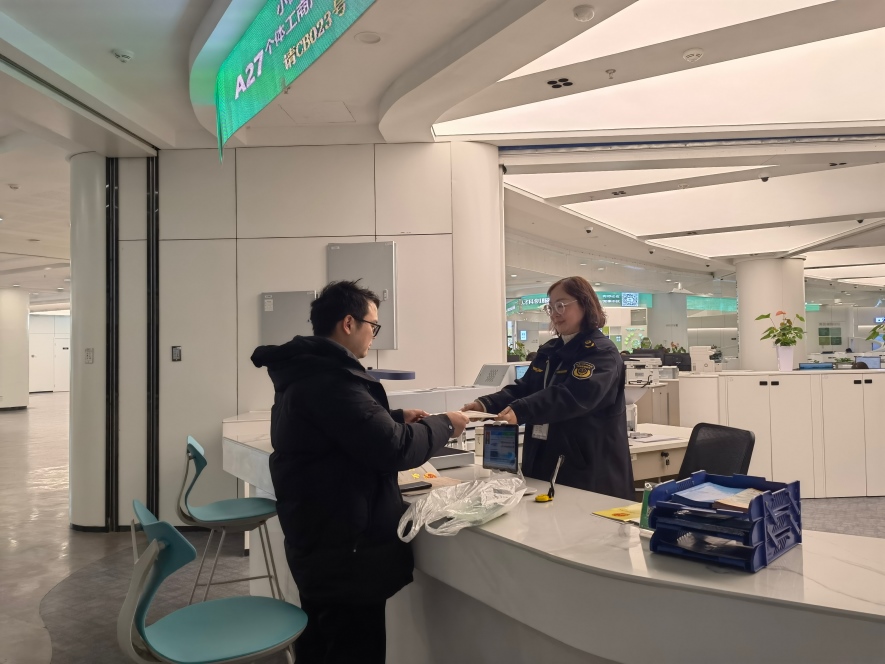 企業(yè)在出證窗口“一站式”領(lǐng)取變更后的營(yíng)業(yè)執(zhí)照。圖片來(lái)源：浙江衢州市市場(chǎng)監(jiān)督管理局