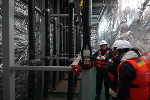 運維人員在風(fēng)電場海上升壓站上進(jìn)行巡視檢查。受訪者供圖