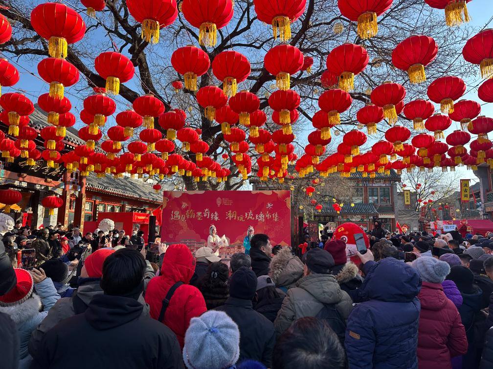 1月29日，市民游客在北京廠甸廟會(huì)感受濃濃年味。新華社記者 楊淑君 攝