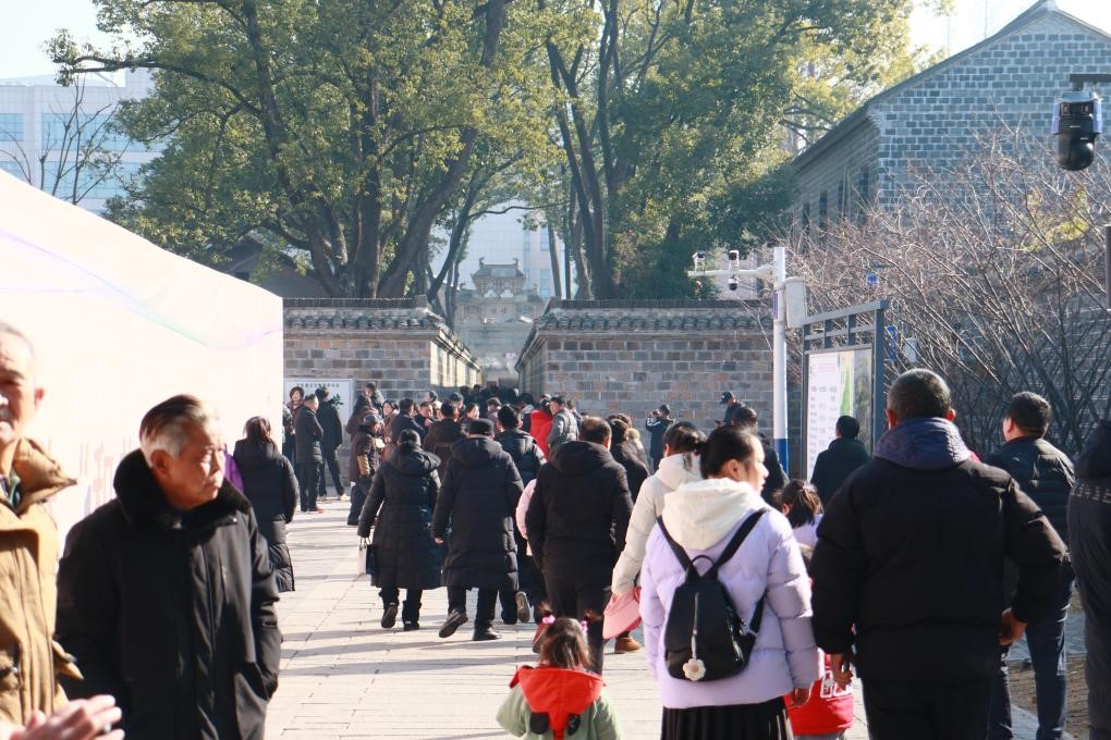 1月29日，游客在安徽省桐城市的六尺巷游覽。新華社記者 許諾 攝