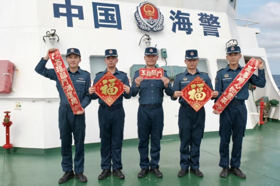 1月27日，中國海警海鷗艦執(zhí)法員們展示春聯(lián)福字，慶祝農(nóng)歷春節(jié)。