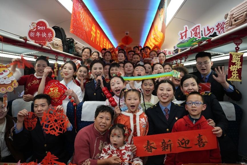 全體演職人員與旅客大合影。人民網(wǎng) 歐陽易佳攝