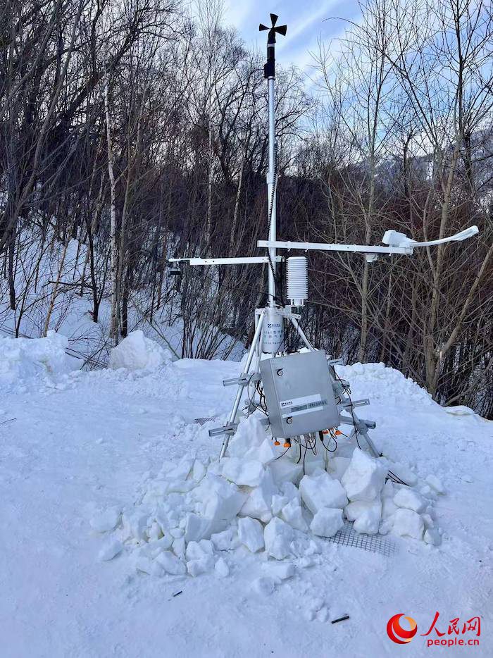 設(shè)置在賽道附近的便攜式自動(dòng)氣象站。人民網(wǎng) 高清揚(yáng)攝