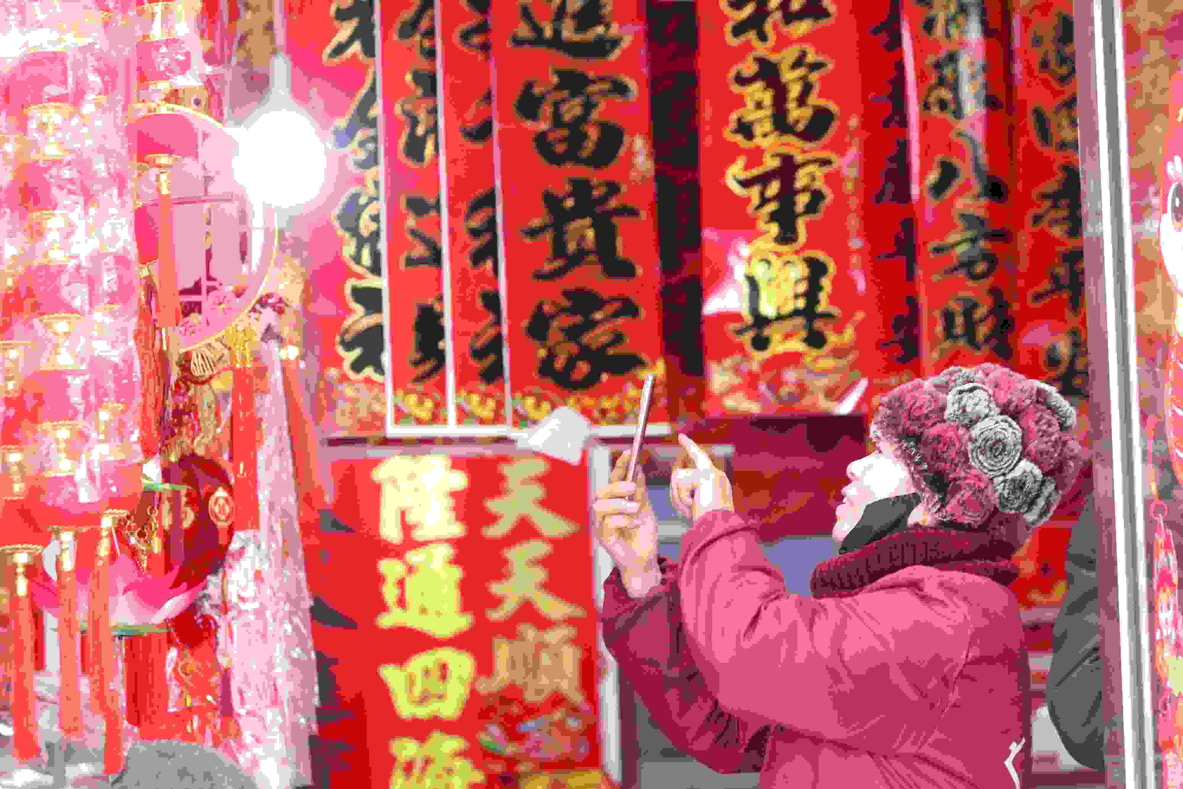 2025年1月5日，在山東省高密市夏莊鎮(zhèn)東李家村，商戶通過手機在網(wǎng)上推銷新春飾品。