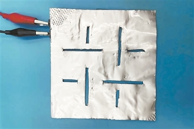 帶有矩形孔的袋式電池。圖片來(lái)源：英國(guó)《新科學(xué)家》雜志網(wǎng)站