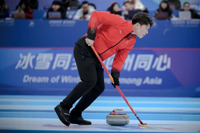2月4日，中國隊選手王智宇在比賽中擦冰。新華社記者 江漢 攝