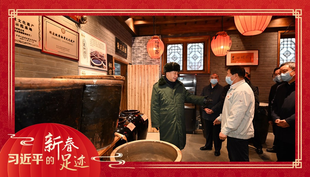 2022年1月27日，習(xí)近平總書記沿街巷察看山西平遙古城風(fēng)貌，走進(jìn)東湖老醋坊，了解當(dāng)?shù)亻_展特色經(jīng)營情況。