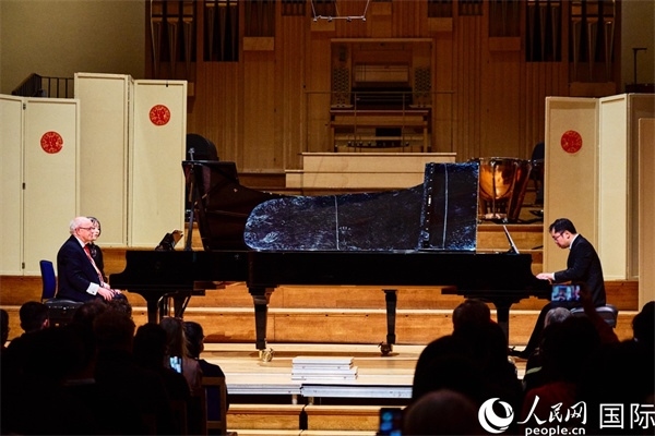 英國皇家音樂學院教授朱利安-雅格布森和旅英鋼琴家李勁峰演奏《黃河鋼琴協(xié)奏曲》。楊浩鵬攝